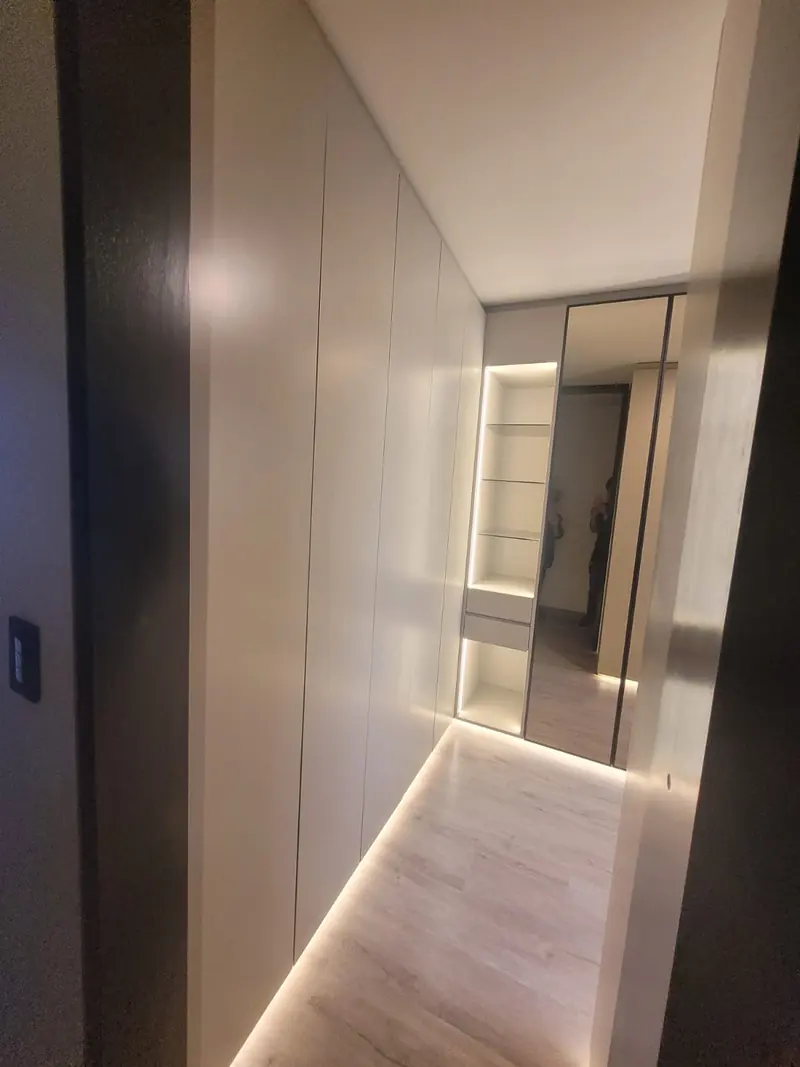 Closet empotrado con frente de espejo y luz perimetral
