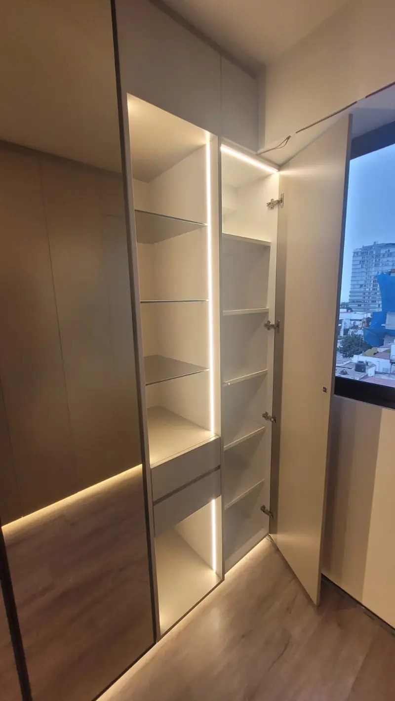 Closet abierto con repisas e iluminación LED integrada