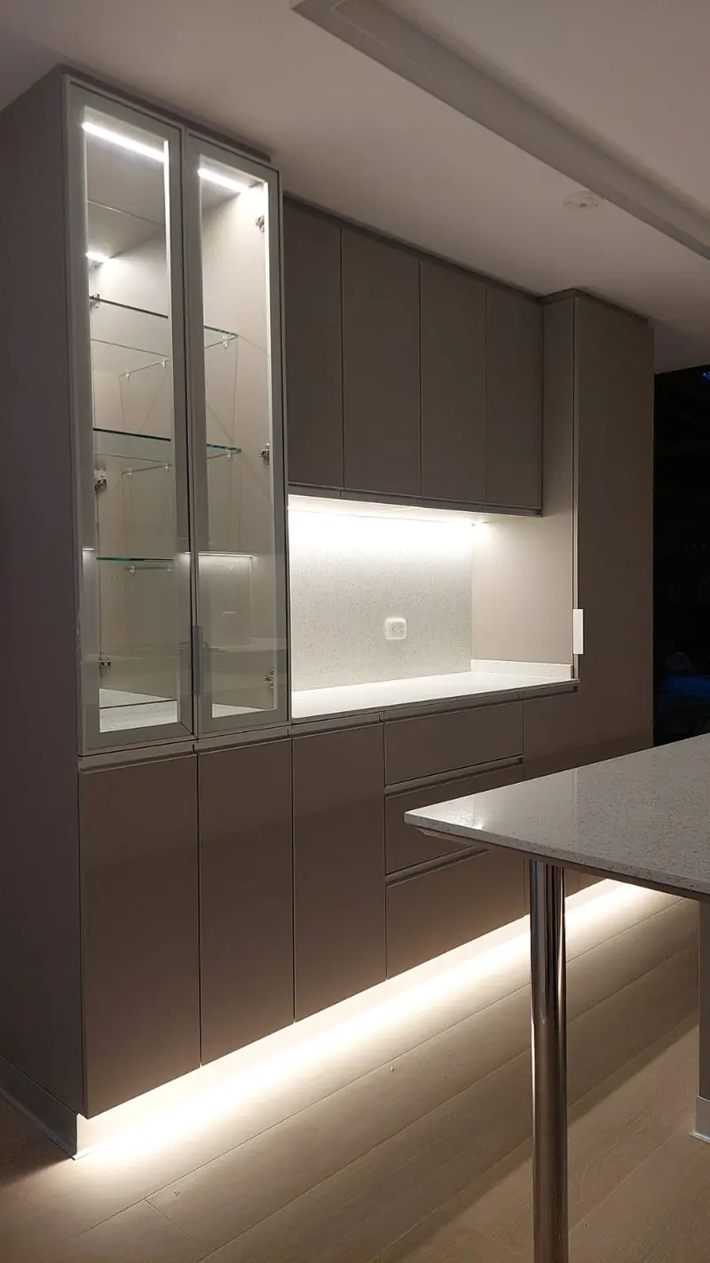 Vitrina con puertas de vidrio, repisas de cristal e iluminación interior