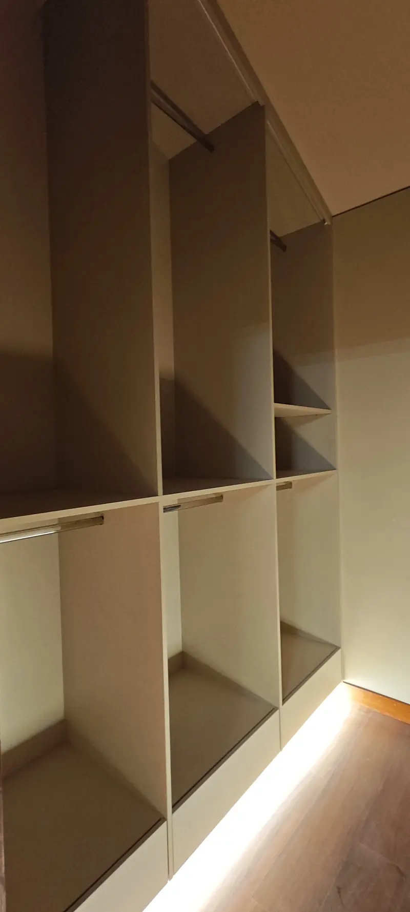 Walk-in closet a medida aprovechando el desnivel del techo